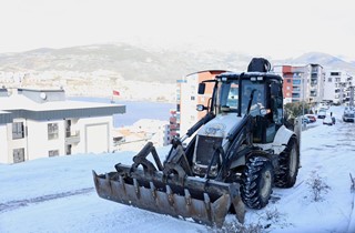 Gemlik’te Kar Yağışı Sonrası Tuzlama Çalışmaları Gerçekleştirildi